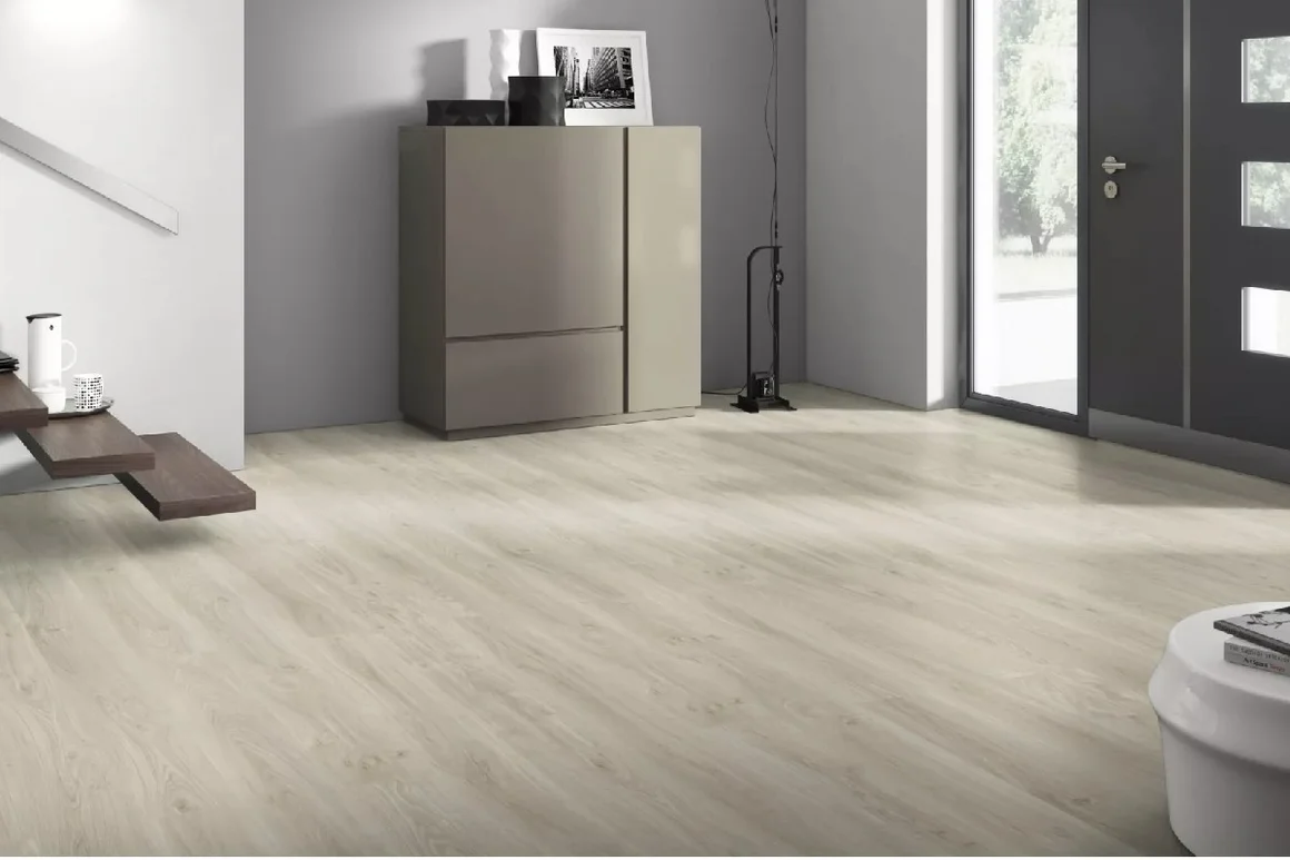 Heller Holzboden in einem Flur